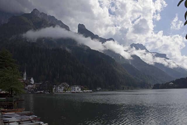 2011-08-27_13-26-20 cadore.jpg - Blick ber den Lago di Alleghe zur Civetta